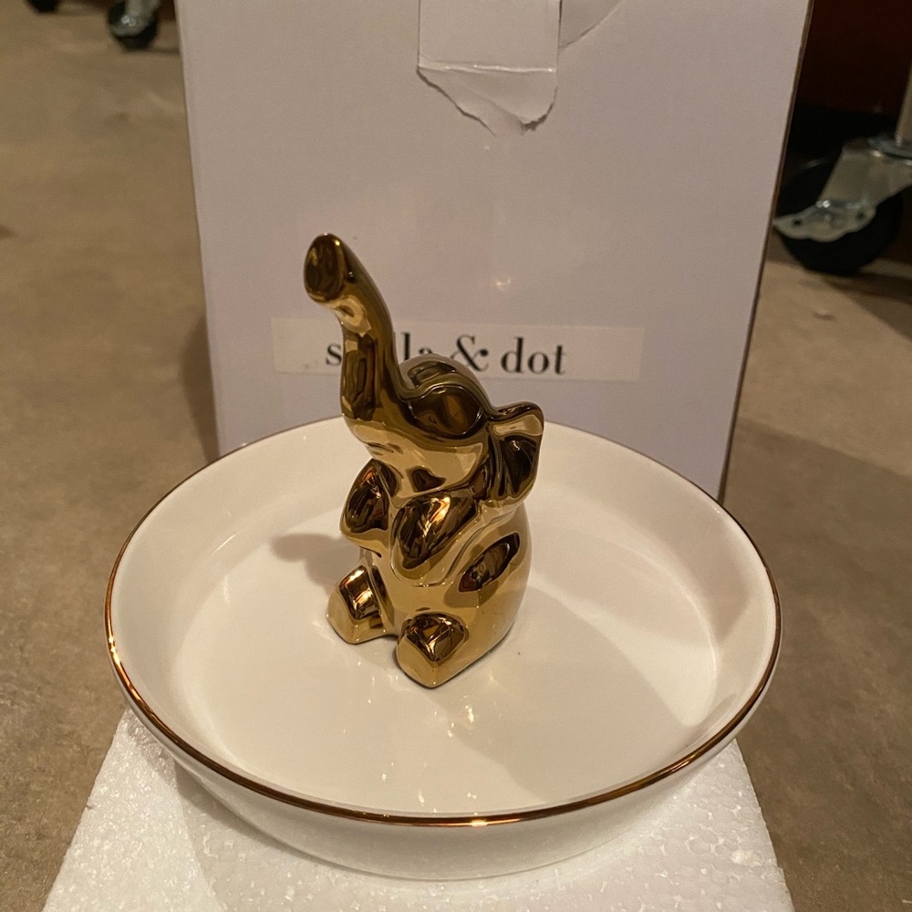 Elephant ring holder